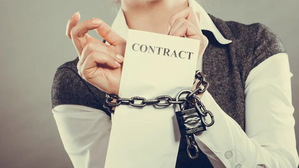Affärskvinna anläggning kontrakt — Stockfoto