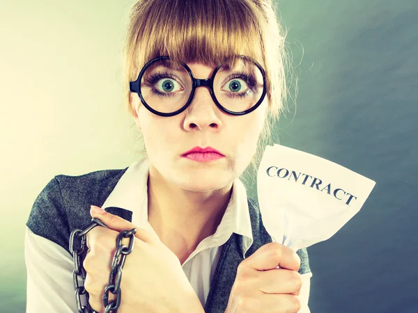 Girl holding chain squeezing paper. — Stock Photo, Image