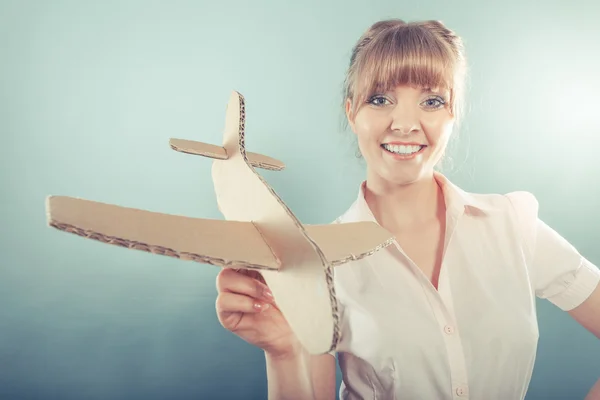 Segurando avião brinquedo de papel — Fotografia de Stock