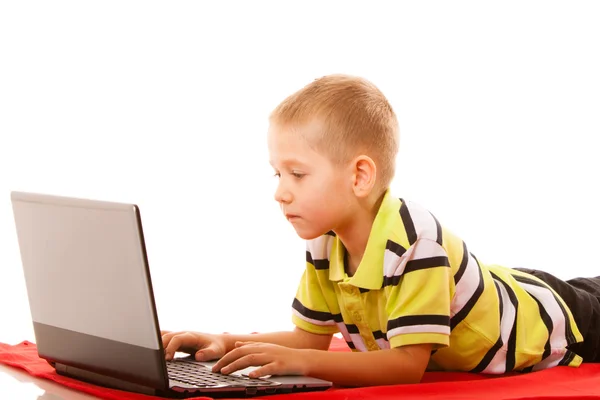 Utbildning, teknik internet - liten pojke med laptop — Stockfoto