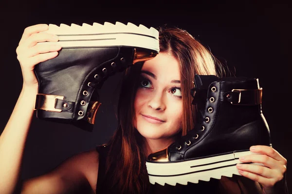 Άνθρωποι έννοια - εφηβικό κορίτσι σε παπούτσια — Φωτογραφία Αρχείου