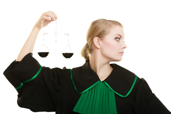 Mujer sosteniendo escamas . — Foto de Stock