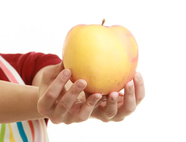 Домохозяйка предлагает яблоко — стоковое фото