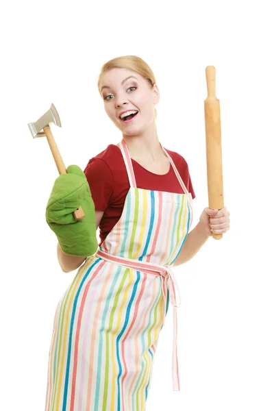 Huisvrouw houden keuken gebruiksvoorwerp — Stockfoto