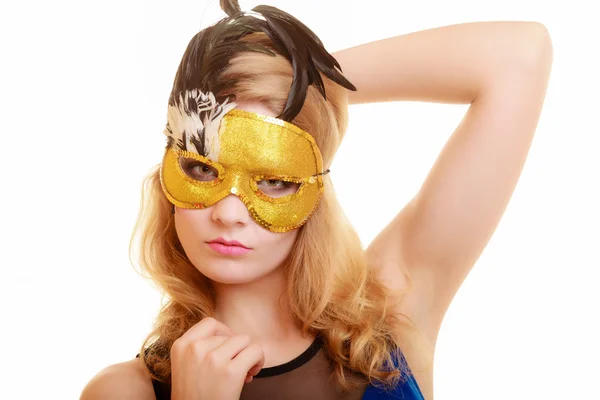 Krásná dívka v karnevalové masky pózuje — Stock fotografie