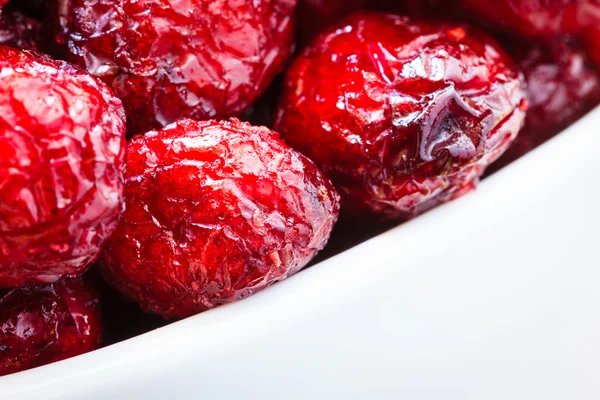 Gedroogde cranberry vruchten in witte kom. — Stockfoto