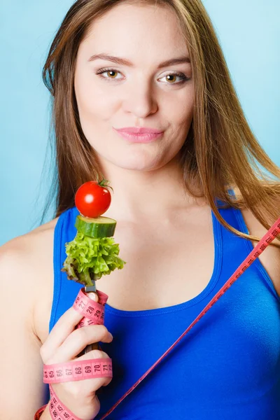 Mujer sosteniendo tenedor — Foto de Stock