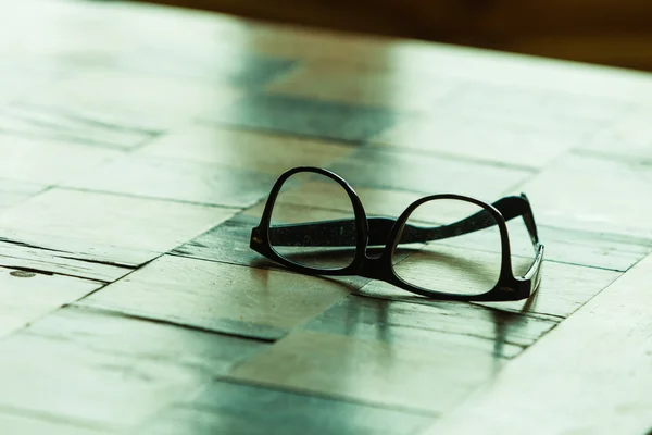 Verres sur une table à carreaux — Photo