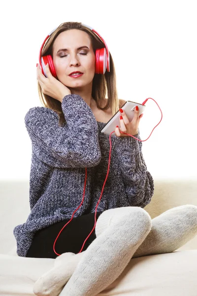 Mujer escuchando música — Foto de Stock