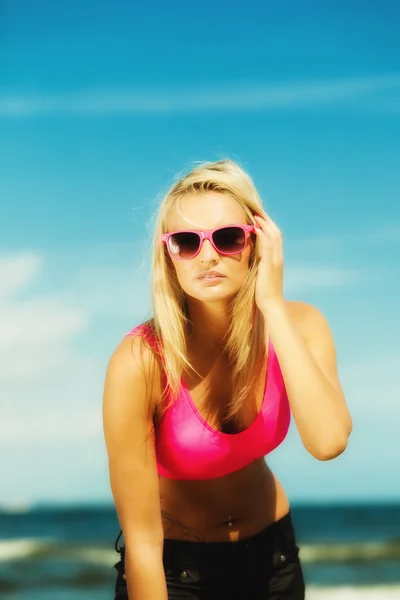 Menina loira bonita na praia, verão — Fotografia de Stock