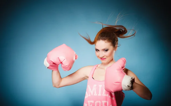 Mulher boxer vestindo grandes divertidas luvas cor-de-rosa jogando esportes — Fotografia de Stock