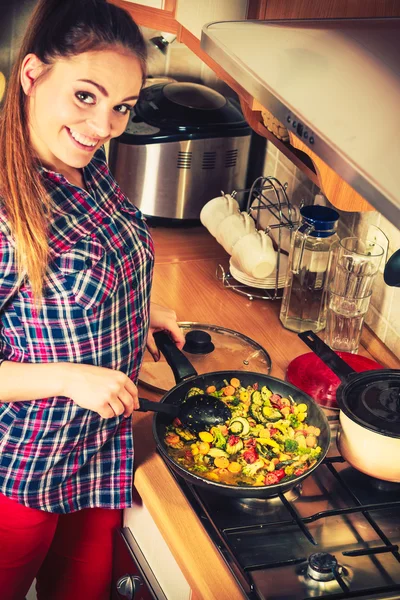 Mujer freír verduras congeladas — Foto de Stock