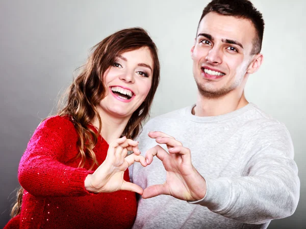 Junges Paar formt Herz mit den Händen — Stockfoto