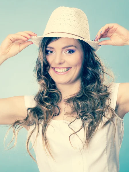 Ragazza in cappello di paglia sorridente — Foto Stock