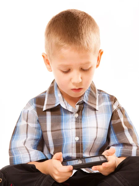 Маленький хлопчик грає в ігри на смартфоні — стокове фото