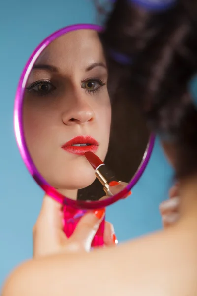 Chica aplicando maquillaje lápiz labial rojo — Foto de Stock