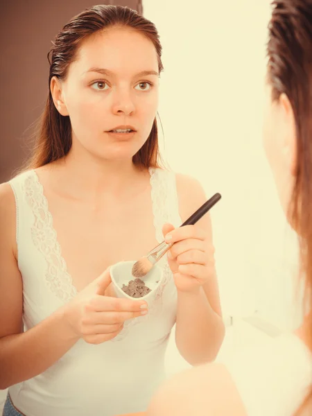 Mujer aplicando máscara facial de barro — Foto de Stock