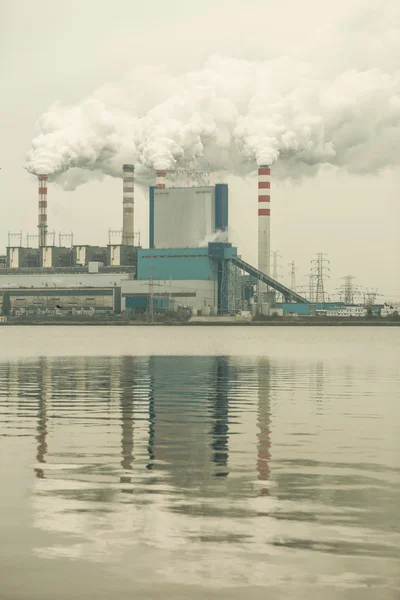 Humo de la chimenea de la central eléctrica o de la estación. Industria —  Fotos de Stock