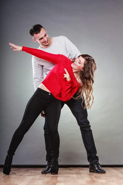 Smiling young couple having fun — Stock Photo, Image