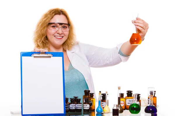 Femme étudiant en chimie avec fiole de test de verrerie. — Photo