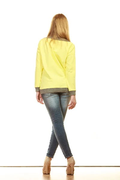 Mulher de calças jeans de pé — Fotografia de Stock