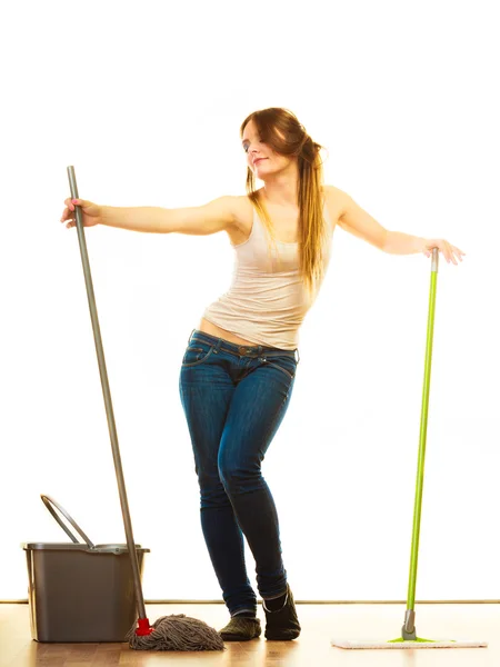 Meisje dweilen vloer reiniging — Stockfoto