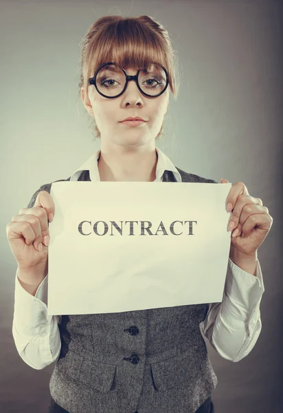 Mulher de negócios mostrando contrato — Fotografia de Stock