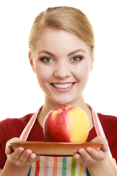 Ama de casa ofreciendo manzana — Foto de Stock