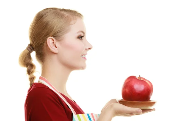 Ama de casa ofreciendo manzana — Foto de Stock