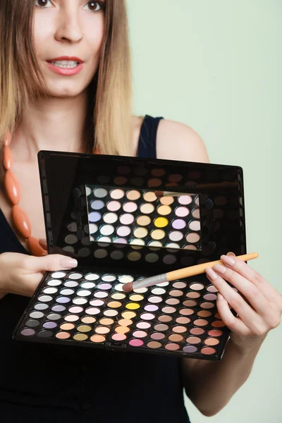 Kvinna med professionell makeup palett — Stockfoto