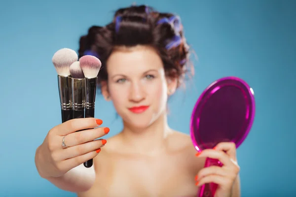 Mujer sosteniendo cepillos de maquillaje —  Fotos de Stock