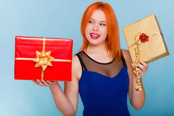 Menina segurando caixas de presente — Fotografia de Stock