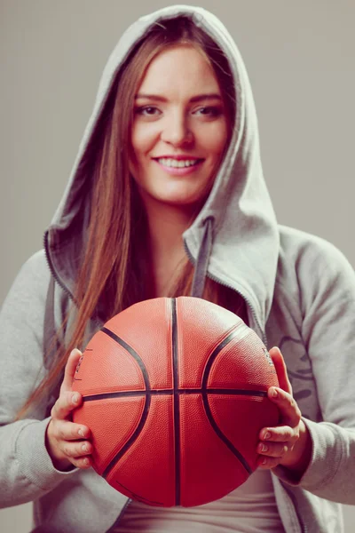 Tiener meisje bedrijf basketbal. — Stockfoto