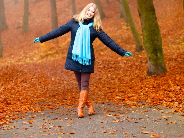 Dziewczyna spaceru w parku jesienny — Zdjęcie stockowe