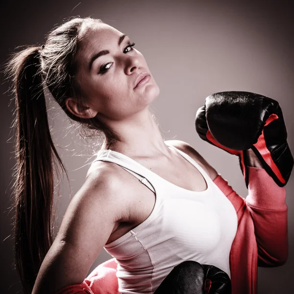 Mulher de luvas de boxe — Fotografia de Stock