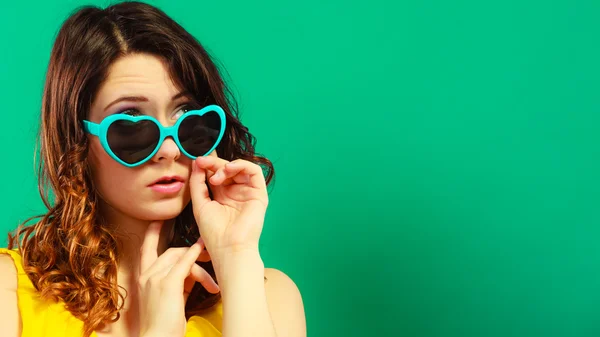 Meisje in groene zonnebril poseren — Stockfoto