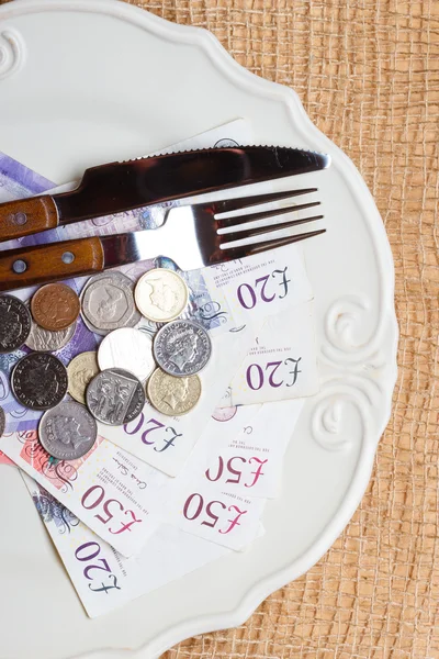 Dinheiro britânico na mesa da cozinha — Fotografia de Stock