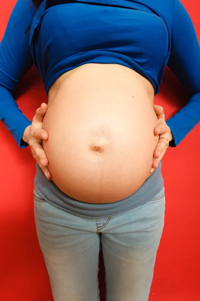 Barriga de mulher grávida . — Fotografia de Stock