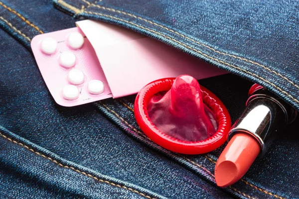 Prášky, kondom a rtěnka — Stock fotografie