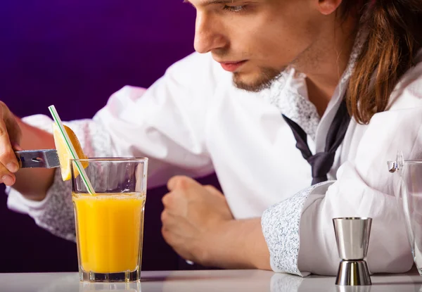 Jongeman barman bereidt alcohol cocktail drankje — Stockfoto