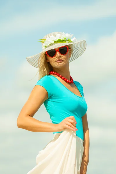 Beautiful blonde girl in hat on beach — Stock Photo, Image