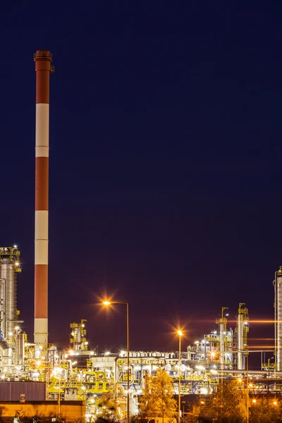 Vista nocturna de la planta petroquímica de refinería — Foto de Stock