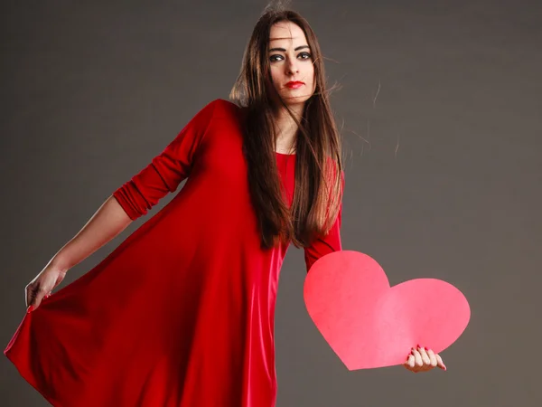 Piros ruhás nő tartja a szív jel — Stock Fotó