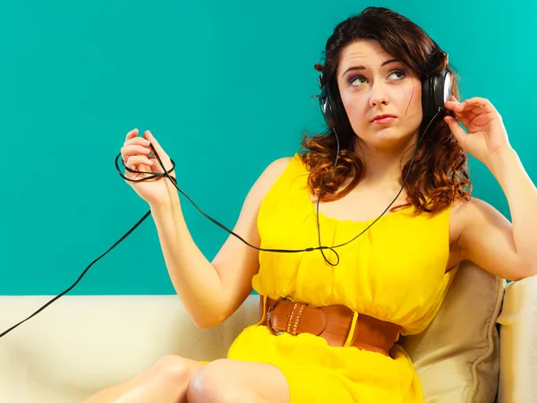 Chica en auriculares escuchando música mp3 relajante —  Fotos de Stock