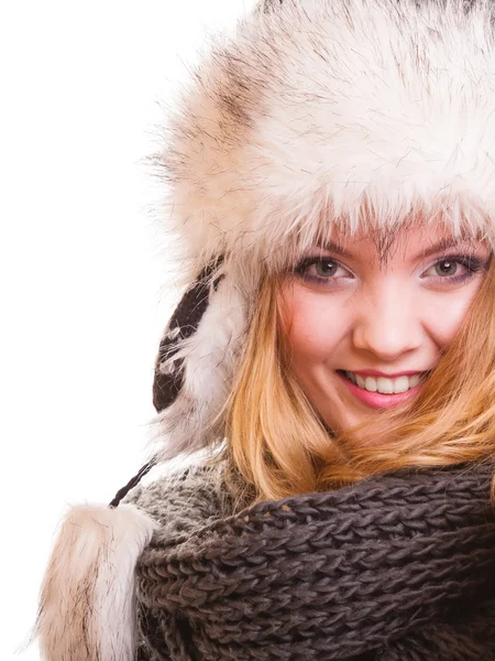 Chica de moda de invierno en sombrero de piel haciendo diversión aislada —  Fotos de Stock