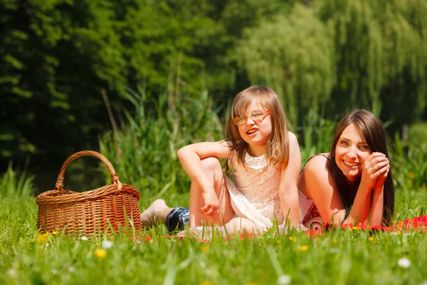 Madre e hija niña haciendo un picnic en el parque — Foto de Stock