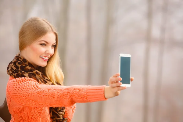 Menina tomando auto foto com telefone ao ar livre — Fotografia de Stock