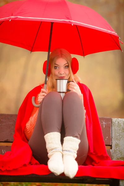 Menina no parque de outono desfrutando de bebida quente — Fotografia de Stock