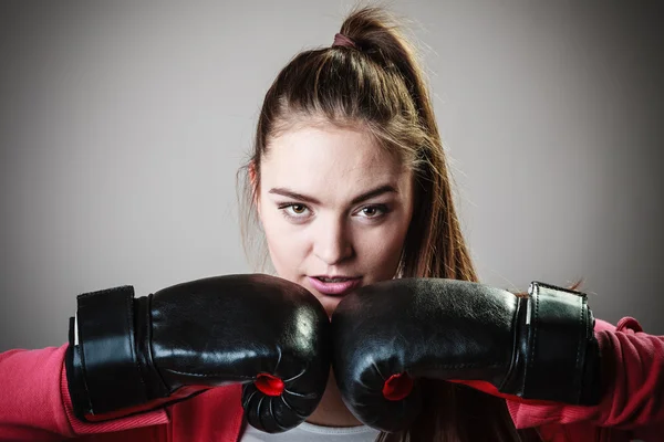 Boxeador deportivo mujer en guantes negros boxeo —  Fotos de Stock