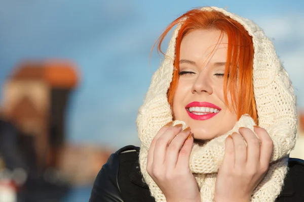 Belleza mujer de pelo rojo en ropa de abrigo al aire libre —  Fotos de Stock